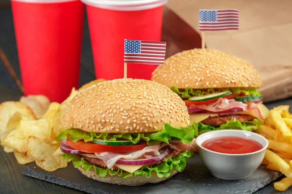 Fast Food Hamburger Fatto Casa Uno Sfondo Legno — Foto Stock