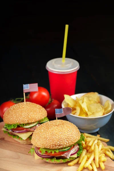 Fastfood Zelfgemaakte Hamburger Een Houten Achtergrond — Stockfoto