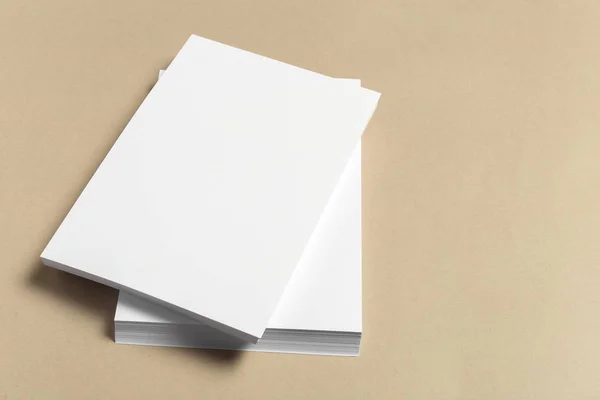 Λευκή Επαγγελματική Κάρτα Στο Ξύλινο Τραπέζι Κενό Πορτρέτο — Φωτογραφία Αρχείου