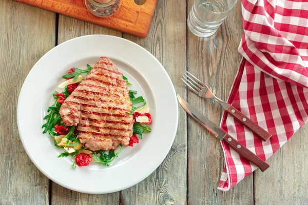 Grill Restaurant Steak Auf Salat Serviert Auf Dem Tisch — Stockfoto