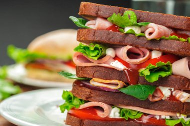 Tahta bir masada sandviç.