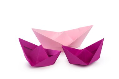 pembe kağıt üzerinde izole beyaz arka plan gemi