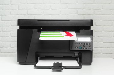 Yazıcı masada, yakın çekim