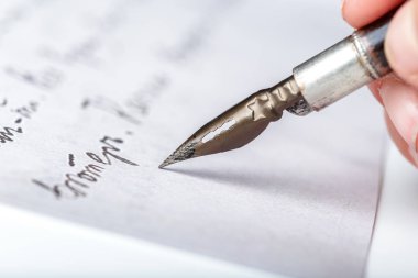 antika bir el yazısıyla mektup üzerinde dolma kalem