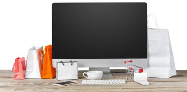 E-ticaret kavramı. Bilgisayar aksesuarları alışveriş ile tablo monitör ekranında