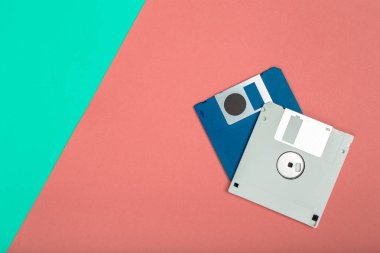 Bilgisayar disketleri two-toned arka plan üzerinde