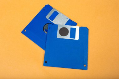 mavi bilgisayar disketleri sarı zemin üzerine