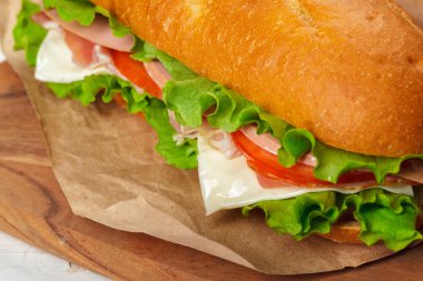 Tahta bir masada sandviç.