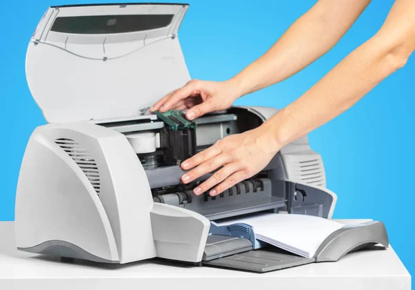 Pessoa Usando Máquina Copiadora Impressora Fundo Colorido Brilhante — Fotografia de Stock