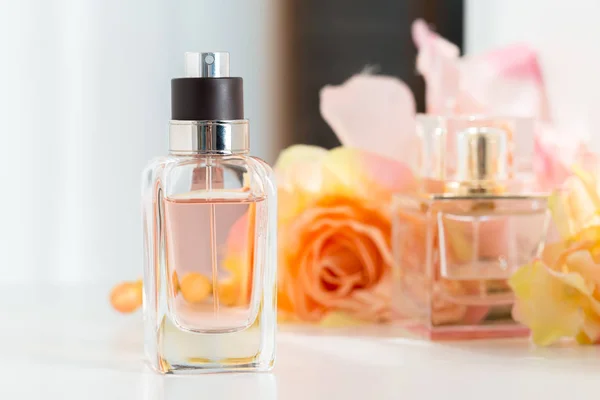 Parfümflaschen Mit Blumen Auf Dem Hintergrund Nahaufnahme — Stockfoto
