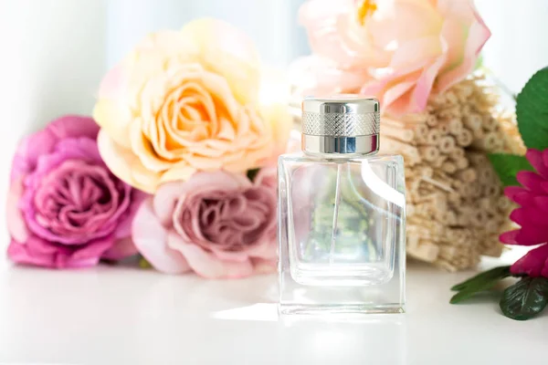 Botella Perfume Con Flores Fondo Tiro Cerca — Foto de Stock