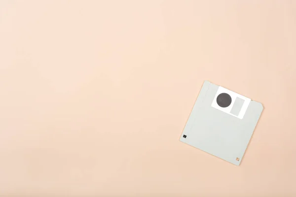 Bej Renkli Arka Plan Üzerinde Beyaz Bilgisayar Disket — Stok fotoğraf