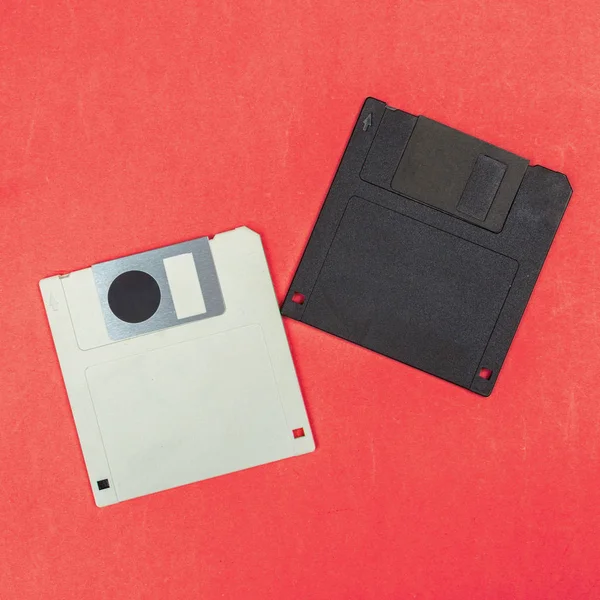 Disk Floppy Komputer Pada Latar Belakang Merah — Stok Foto