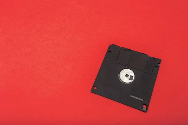 Bilgisayar Disket Kırmızı Zemin Üzerine — Stok fotoğraf