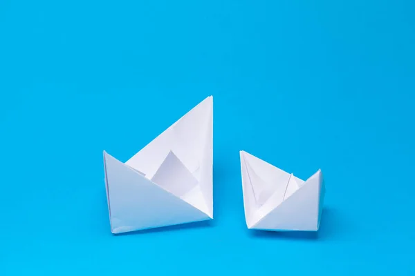 Dos Barcos Papel Origami Sobre Fondo Azul Vivo — Foto de Stock