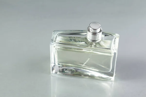 Botella Perfume Vidrio Sobre Fondo Gris — Foto de Stock