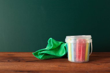 Okul yönetimi ile kumaş ve ahşap yüzeyde tebeşirler