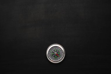 Metal pusula siyah arkaplanda izole edildi 