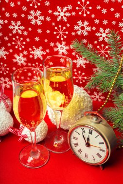 Şampanya kadehleri ve Noel süsleri.