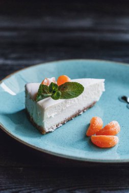 masanın üzerinde çift peynirli kek yakın çekim