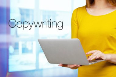 Dizüstü bilgisayarda Copywriting ile arka plan üzerine yazarak kadın 