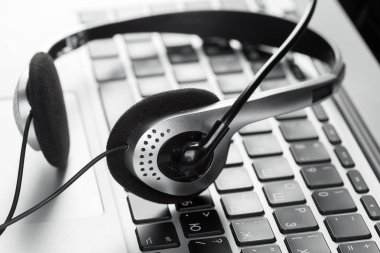 Merkezi Destek kavramı ara. klavye bilgisayar dizüstü bilgisayarda kulaklık