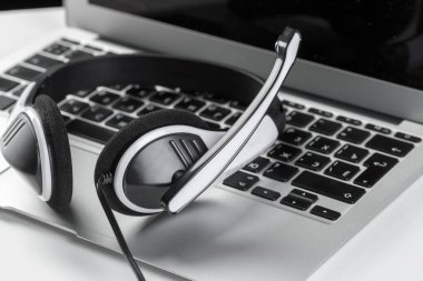 Merkezi Destek kavramı ara. klavye bilgisayar dizüstü bilgisayarda kulaklık