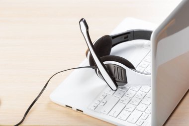 klavye bilgisayar dizüstü bilgisayarda kulaklık