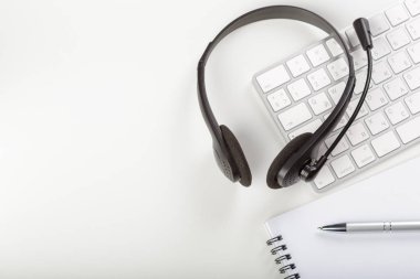 klavye bilgisayar dizüstü bilgisayarda kulaklık