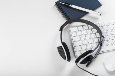 klavye bilgisayar dizüstü bilgisayarda kulaklık