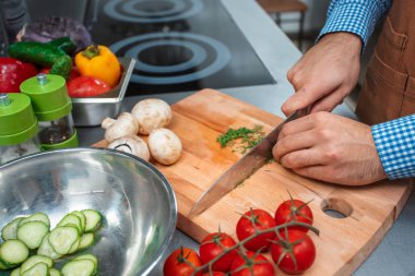 kahverengi önlük bir Restoran mutfağında yemek Şef görüntü kırpılmış