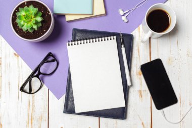 Ofis resepsiyon masası ile farklı malzemeleri 