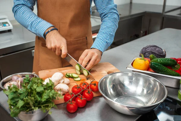 kahverengi önlük bir Restoran mutfağında yemek görüntü kırpılmış