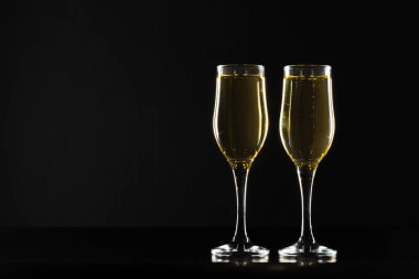 Siyah arka planda şampanya kadehleri
