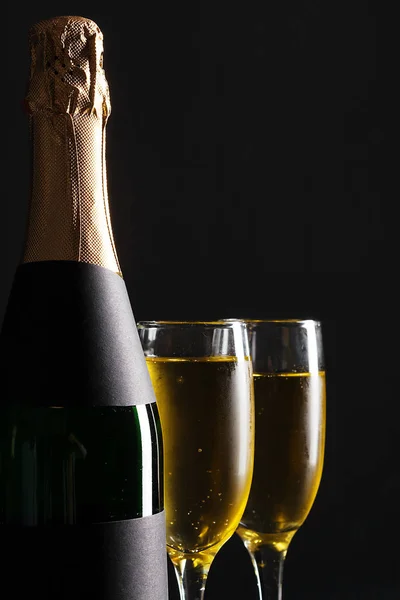 Bicchieri Vino Champagne Bottiglia Sfondo Nero — Foto Stock