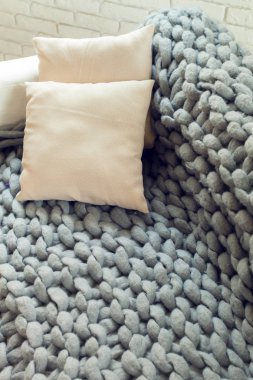 Gri yastık ile dev ekose örgü