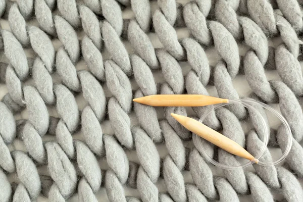 木製の針と不完全な編み物プロジェクト — ストック写真