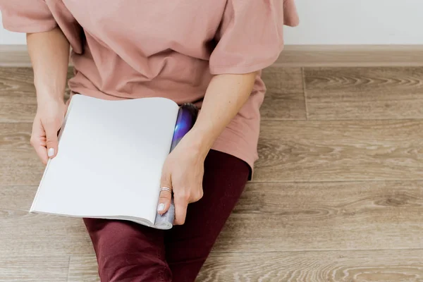 Junge Frau Mit Einem Heft Mit Leeren Seiten — Stockfoto