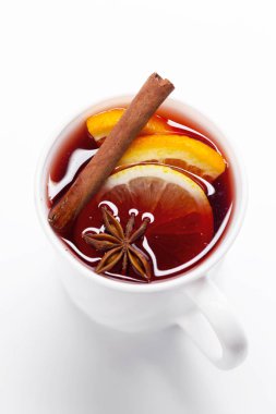 baharat beyaz zemin üzerine sıcak şarap bardağı