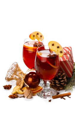 baharat beyaz zemin üzerine sıcak şarap bardağı