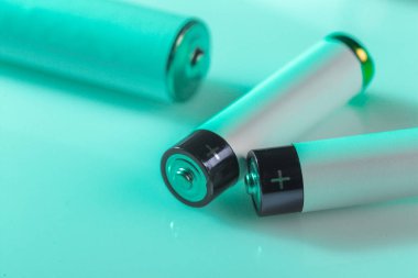 AA pil ile mavi, yakın çekim