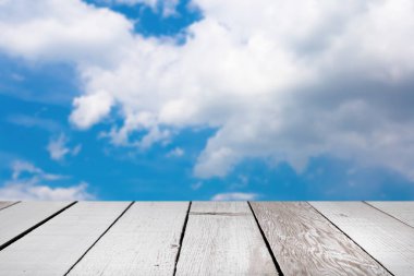 Bulutlar ve gökyüzü ile ahşap tahta.