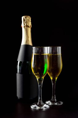 Şampanya bardakları ve şişe