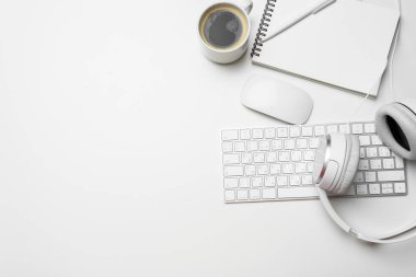 Ofis resepsiyon masası bilgisayar, malzemeleri, kahve fincanı ile
