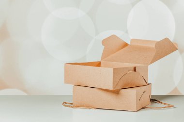 Karton kutularla bokeh arka plan üzerinde tablo