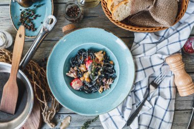 Siyah makarna karides, yakın çekim