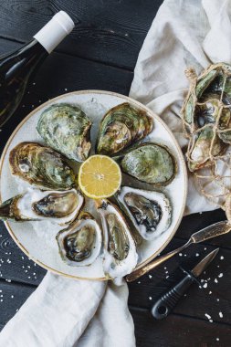 Limonlu bir plaka üzerinde açık ıslak istiridye