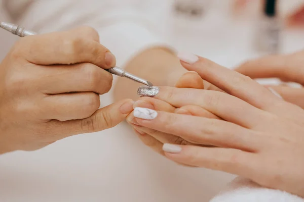 Manicura Haciendo Manicura Cerca —  Fotos de Stock