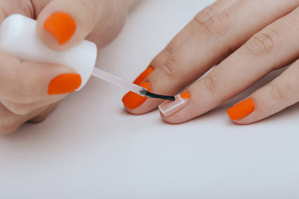 крупным планом покраски ногтей в салоне красоты
