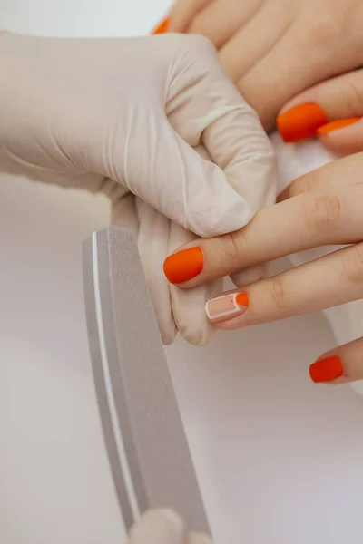 Paznokcie Manicure Pracownik Wygładzający Klienci Pilnik Paznokci — Zdjęcie stockowe